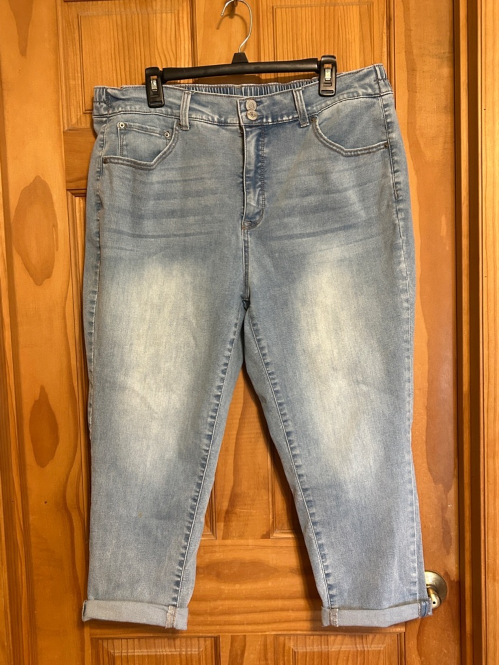 Terra & Sky Light Blue Cropped Stretch Jeans
Size 1X (16W-18W) inseam 23”